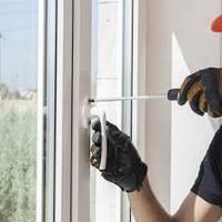 Монтажник регулює віконну ручку